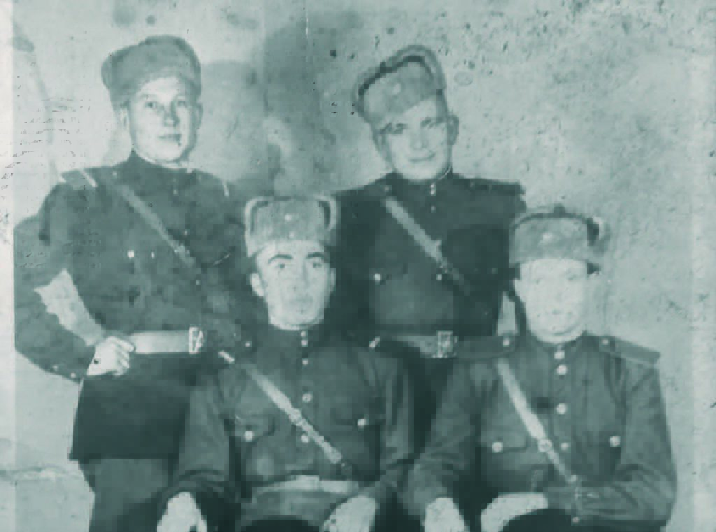 Служба в г. Гильдбудхаузене. П. Сорокин – крайний слева в нижнем ряду