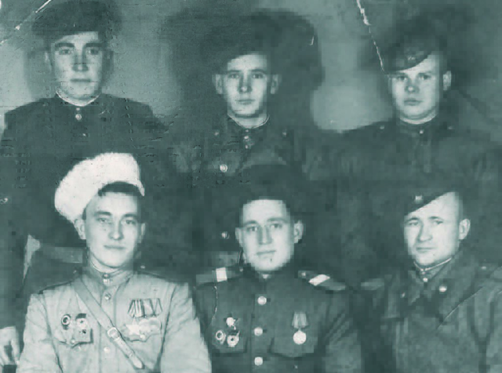 С товарищами во время службы в Германии (1946).
П. Сорокин – крайний слева в верхнем ряду