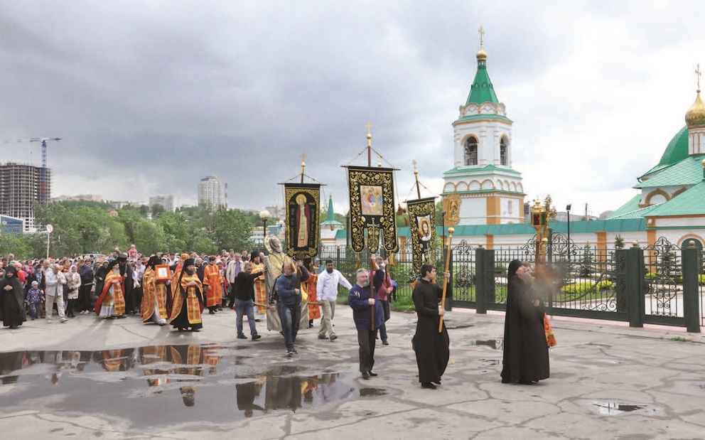 Крестный ход на праздник святителя Николая Мирликийского (Чебоксары, рядом - Чебоксарский Свято-Троицкий мужской монастырь)