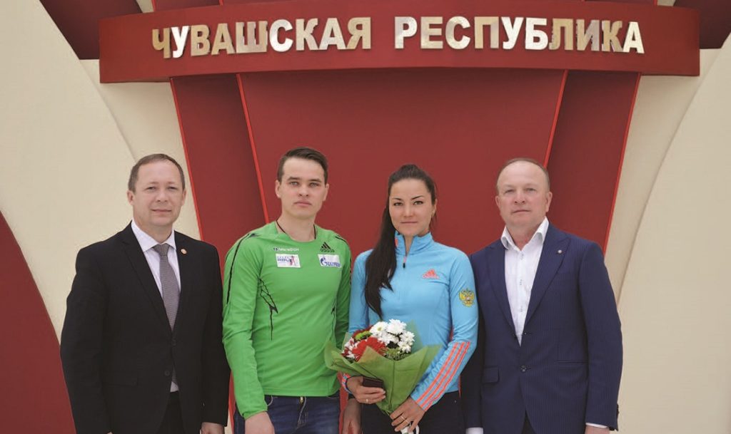 Министр физической культуры и спорта Чувашской Республики Сергей Шелтуков, биатлонисты Татьяна и Вячеслав Акимовы, их тренер Анатолий Акимов