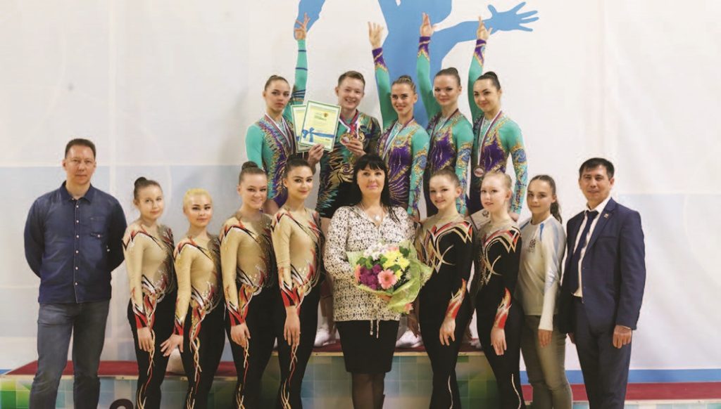 Сергей Порфирьев (справа) награждает призеров чемпионата России по спортивной аэробике в Чебоксарах (12-18 апреля 2016 года)