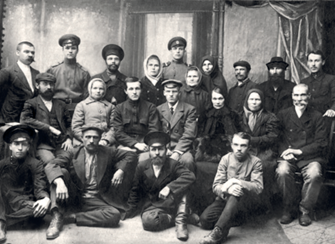 Чебоксарский Совет рабочих и солдатских депутатов. Во втором ряду в центре К.Я. Грасис. 1917 год