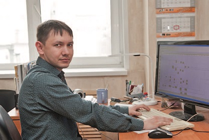 Александр Алексеев - инженер-программист, написавший&nbsp;программное обеспечение для многофункциональных приборов и преобразователей, построивший модульную&nbsp;систему программирования, которая&nbsp;упрощает работу всех мастеров ПО.&nbsp;«Электроприбор»