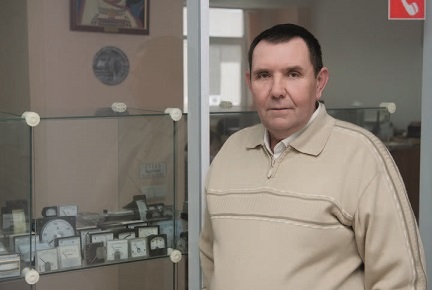Алексей Кириллов - 65-летний ведущий инженер-конструктор по стрелочным приборам