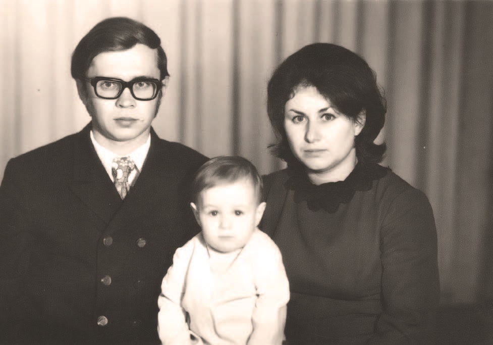 Николай Плешаков с женой Валентиной и маленькой дочерью Натальей