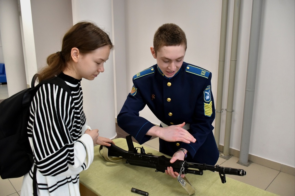 В Чувашском кадетском корпусе ПФО для школьников организованы 6 интерактивных точек. Это музей корпуса «На службе Отечеству» и выставка «Одетые в погоны женщины» о женщинах-участниках СВО. Это показательные выступления по армейскому рукопашному бою, тхэквондо, вольной борьбе с посещением тренажерного зала. Ребята пробуют себя в разборке-сборке автомата Калашникова и прицеливаются в тире, примеряют спортивное снаряжение и кадетскую форму, знакомятся с бытом кадет в спальном корпусе.
