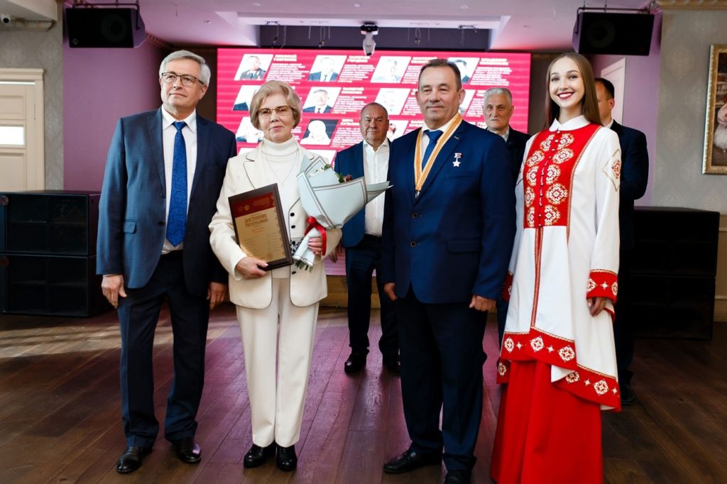 Мая Петровна Костина – пятикратная чемпионка мира, многократная чемпионка всех традиционных внутрисоюзных и международных соревнований, абсолютная чемпионка Европы по парашютному спорту.