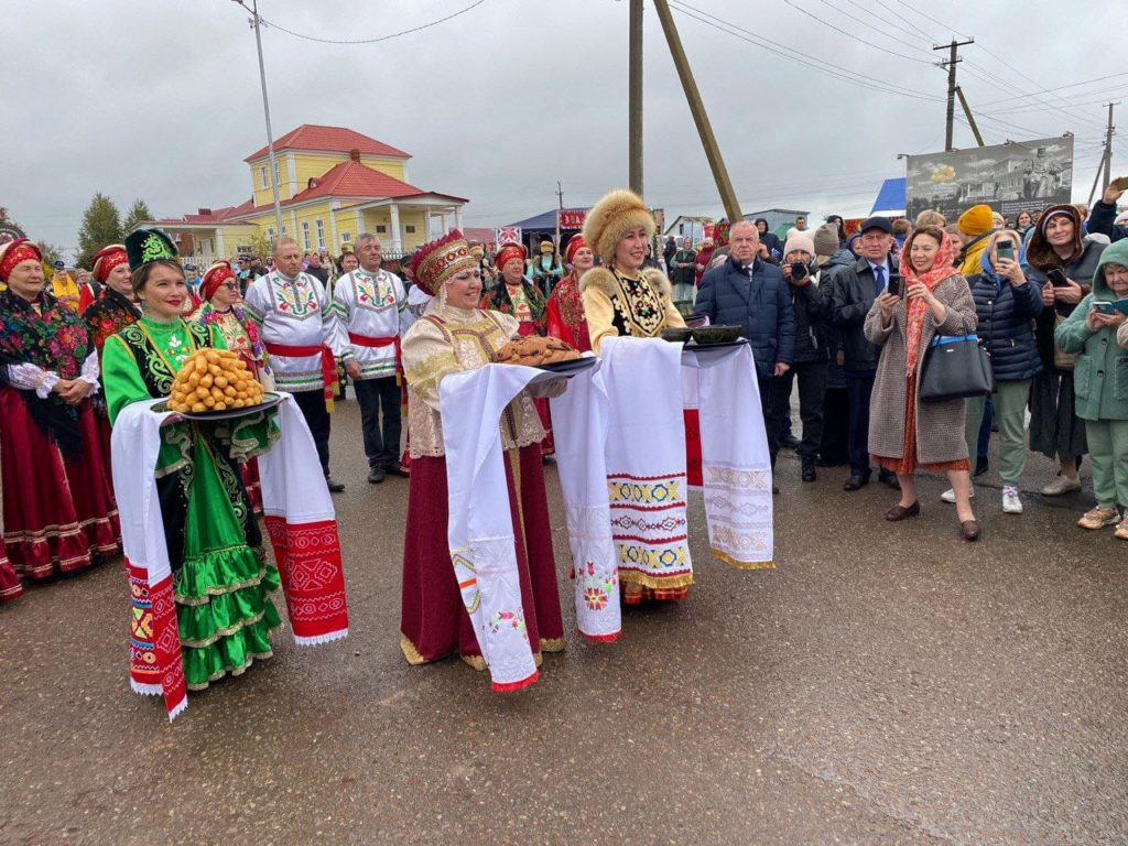 В Башкортостане в 35-й раз прошел Международный Аксаковский праздник. Главной площадкой стало с. Надеждино Белебеевского р-на. Здесь находится усадьба семьи Аксаковых, описанная в повести «Детские годы Багрова-внука», – великий писатель провел в ней свое детство.