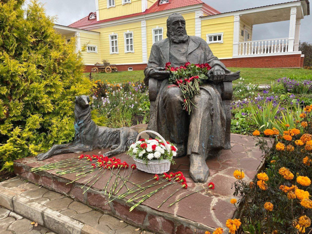 В Башкортостане в 35-й раз прошел Международный Аксаковский праздник. Главной площадкой стало с. Надеждино Белебеевского р-на. Здесь находится усадьба семьи Аксаковых, описанная в повести «Детские годы Багрова-внука», – великий писатель провел в ней свое детство.