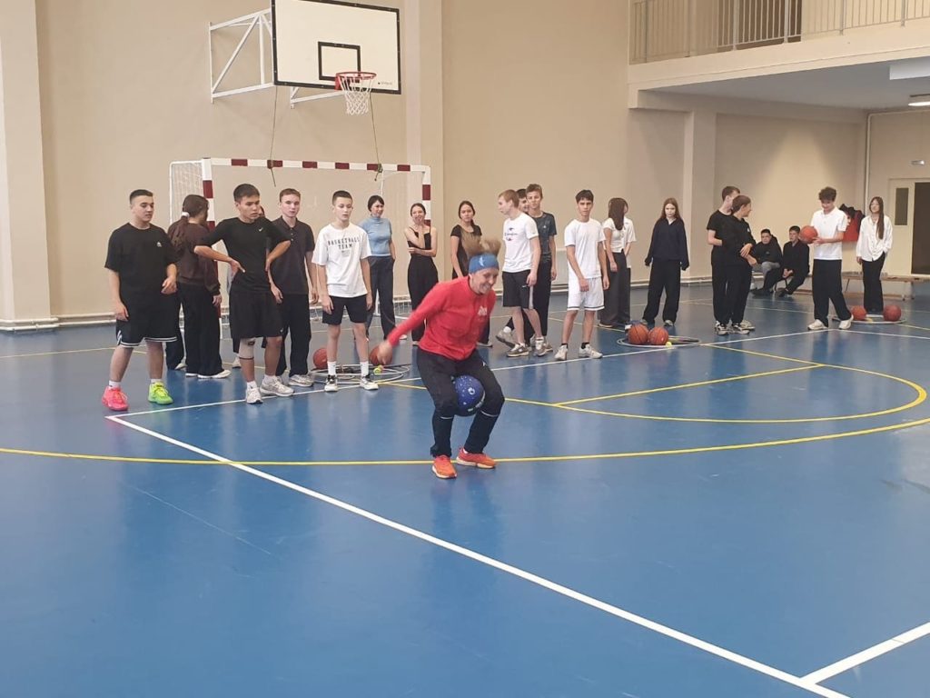 Теме защиты Родины и преемственности поколений посвящена встреча в МАОУ «СОШ №1» г.Чебоксары. Она прошла при участии легенды - полковника Григорьева Юрия Ивановича, командира спецназа СОБР 1995-2000 г.