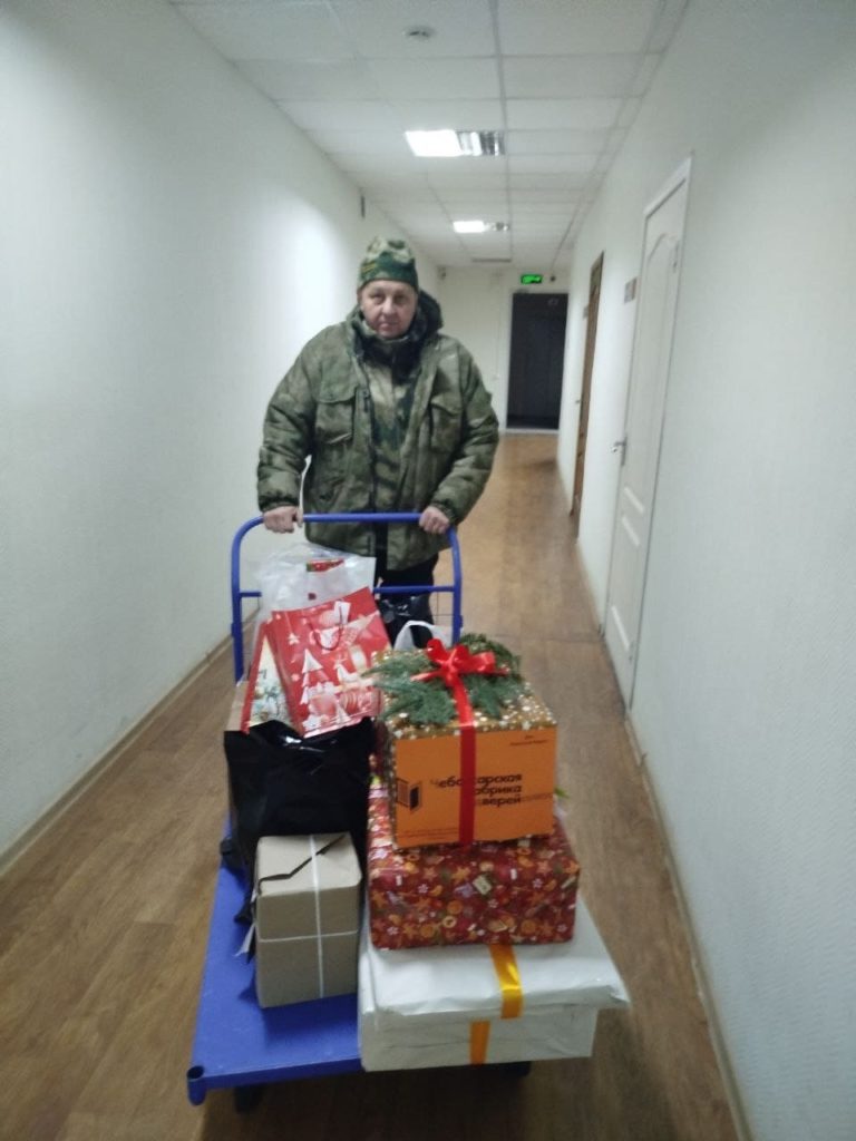 Подарки в Алатырь везет наш надежный друг Владимир Крюковский, который сам исполнил чью-то заветную мечту.