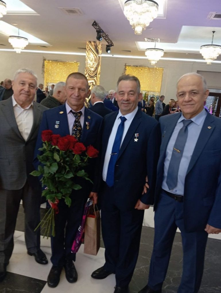 Леонида Викторовича Чикунова с высшей наградой нашей страны – званием Героя Российской Федерации.