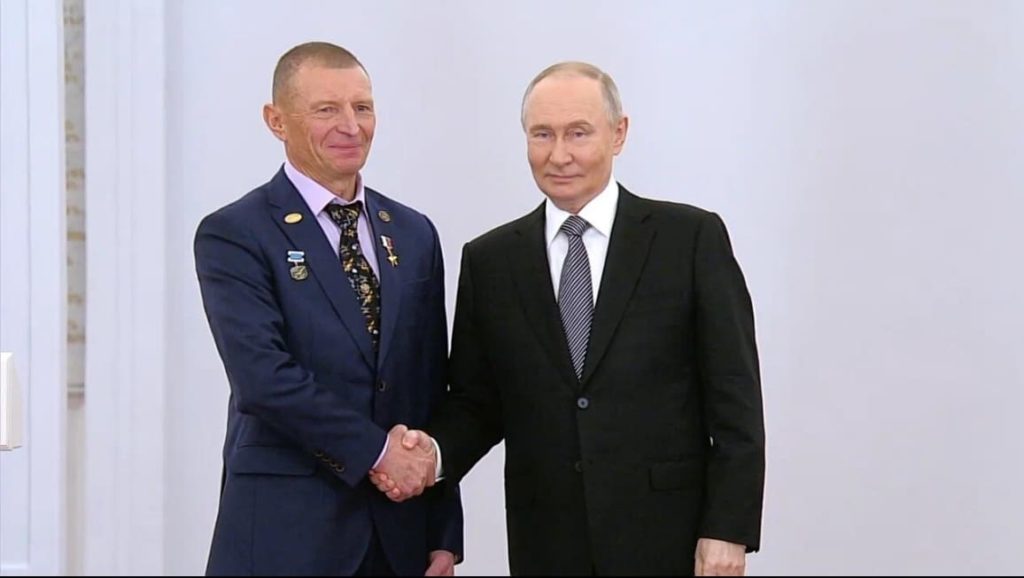 Леонида Викторовича Чикунова с высшей наградой нашей страны – званием Героя Российской Федерации.