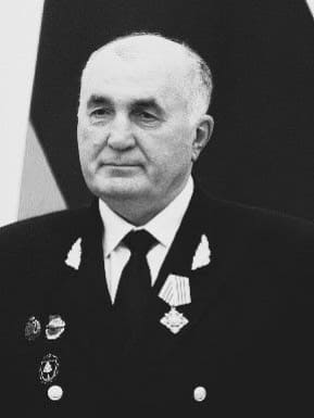 Прощание с Михаилом Ивановичем Суслиным состоится 10 декабря в 12:30 по адресу: г. Москва, ул. Маршала Тимошенко, д. 25.
Похоронят на малой родине в селе Бакшандино Пильнинского района Нижегородской области 11 декабря.