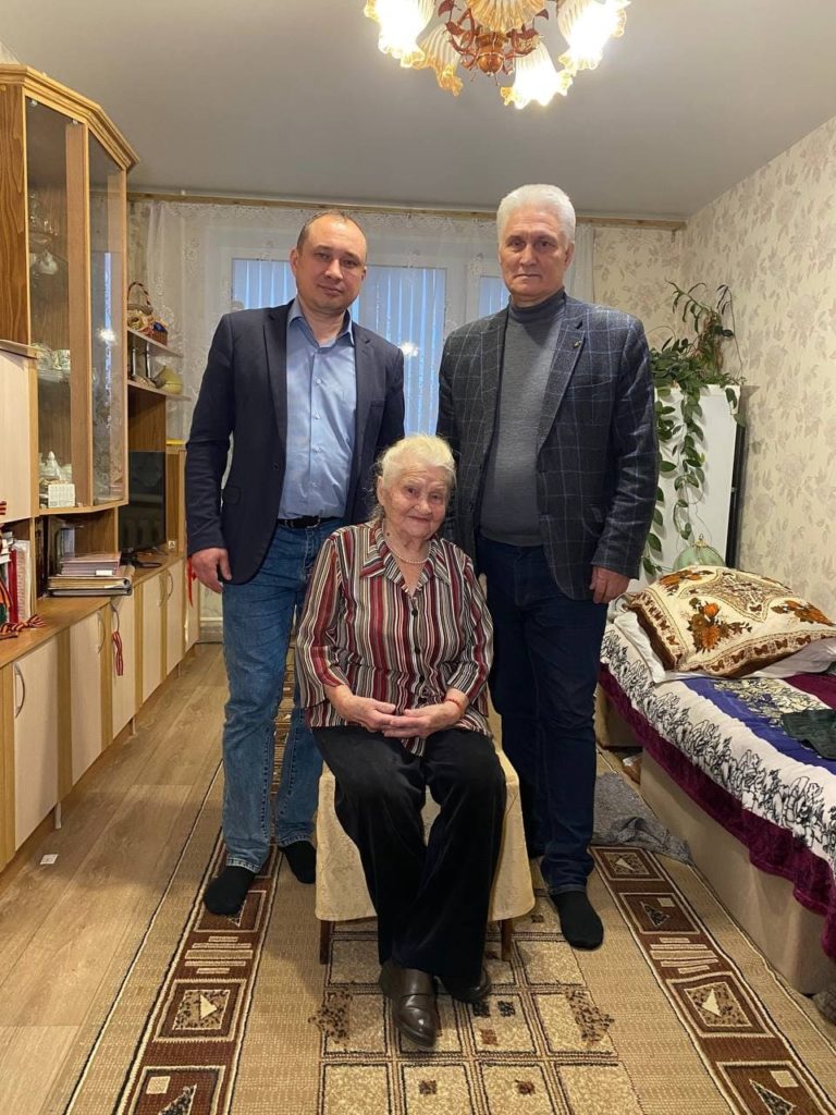 25 декабря мы вместе с членом патриотической организации «Достояние Республики», генеральным директором ЗАО «Промэнерго» Анатолием Флегентовичем Ивановым побывали в гостях у Агриппины Алексеевны Янович — ветерана войны и труда, человека с удивительной судьбой и светлой душой
