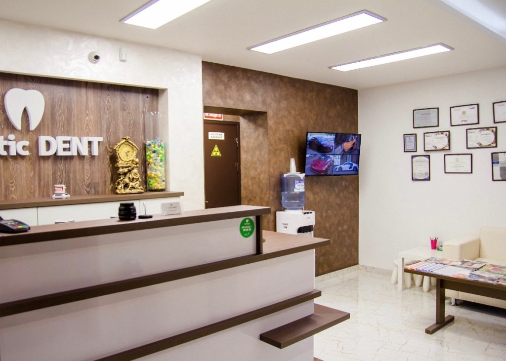 Estetic Dent – одна из немногих клиник Чебоксар, где особое внимание уделяют эстетической стоматологии. Здесь восстанавливают здоровье зубов, корректируют прикус, помогают людям вернуть уверенность в себе.