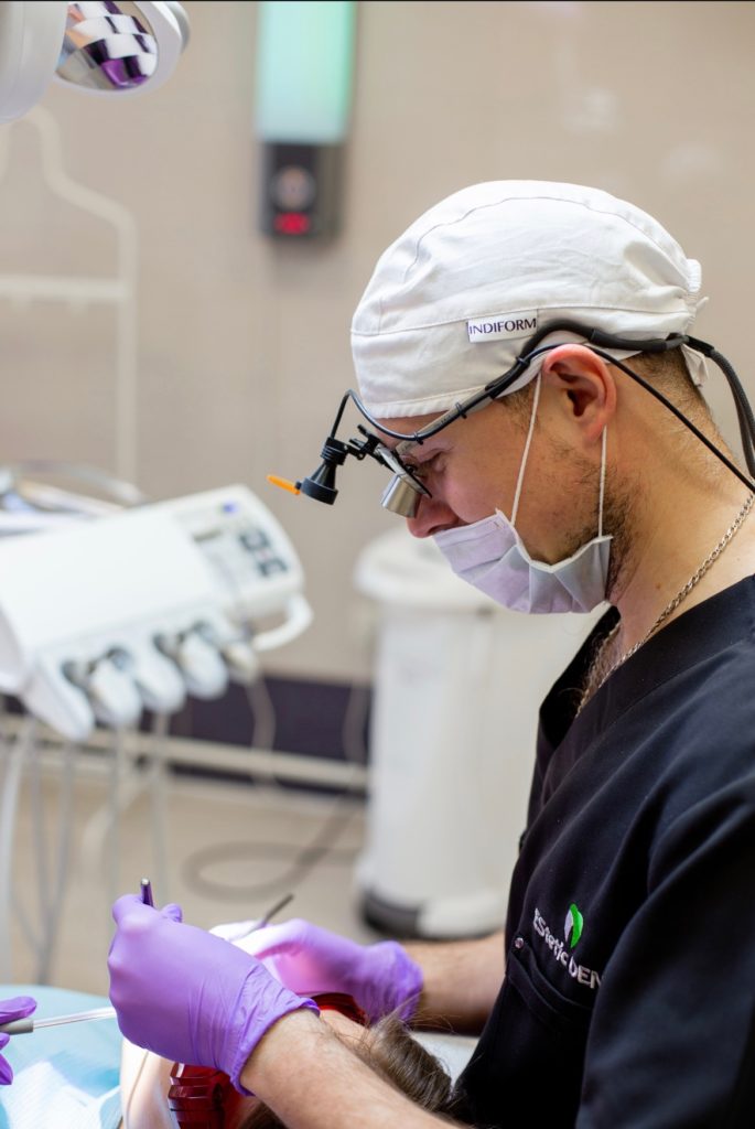 Estetic Dent – одна из немногих клиник Чебоксар, где особое внимание уделяют эстетической стоматологии. Здесь восстанавливают здоровье зубов, корректируют прикус, помогают людям вернуть уверенность в себе.
