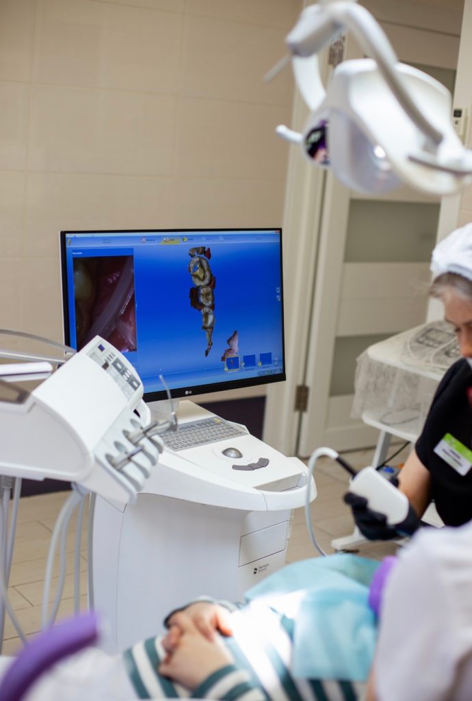 Estetic Dent – одна из немногих клиник Чебоксар, где особое внимание уделяют эстетической стоматологии. Здесь восстанавливают здоровье зубов, корректируют прикус, помогают людям вернуть уверенность в себе.