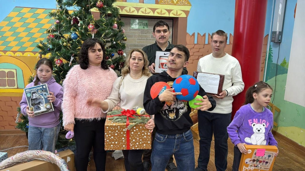 После новогодних праздников в редакцию Издательского дома «Наследие» и в адрес общественной организации «Достояние Республики» от Центра Святителя Луки в Алатыре продолжает поступать самое ценное — искренние слова благодарности от родителей и детей за подаренное праздничное чудо. 
