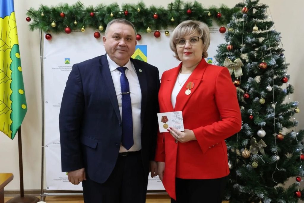 Глава Комсомольского муниципального округа Николай Никандрович Раськин вручил юбилейные медали «80 лет Победы в Великой Отечественной войне 1941–1945 гг.» — символ нашей общей памяти, уважения к подвигу народа и глубокого патриотизма.