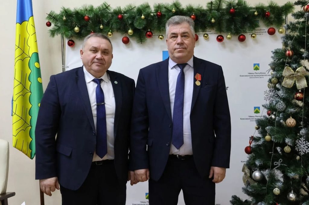 Глава Комсомольского муниципального округа Николай Никандрович Раськин вручил юбилейные медали «80 лет Победы в Великой Отечественной войне 1941–1945 гг.» — символ нашей общей памяти, уважения к подвигу народа и глубокого патриотизма.