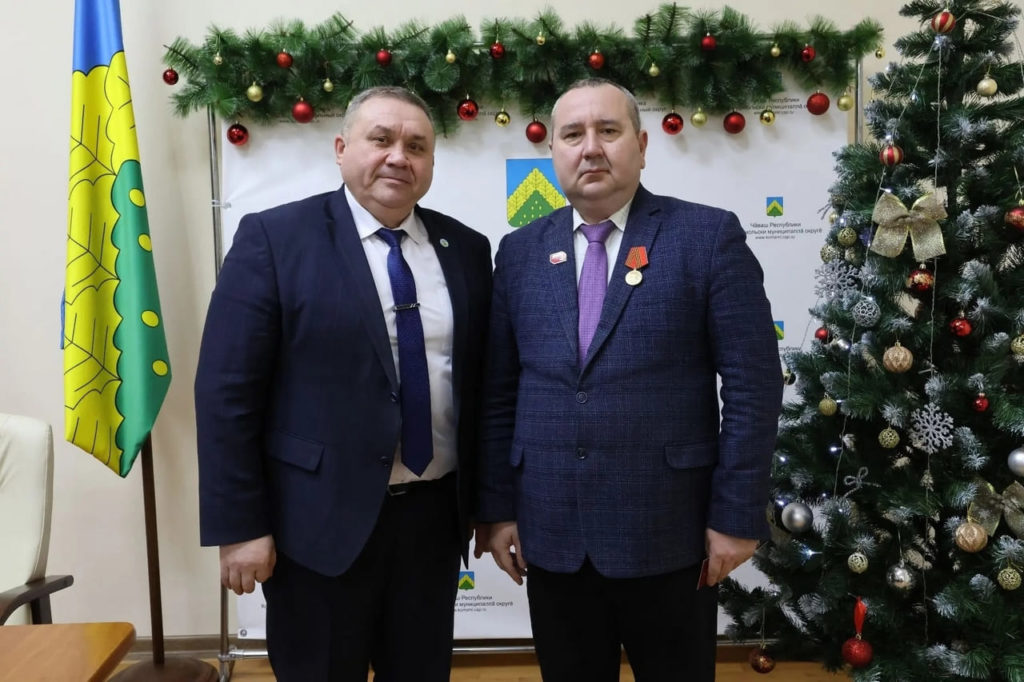 Глава Комсомольского муниципального округа Николай Никандрович Раськин вручил юбилейные медали «80 лет Победы в Великой Отечественной войне 1941–1945 гг.» — символ нашей общей памяти, уважения к подвигу народа и глубокого патриотизма.