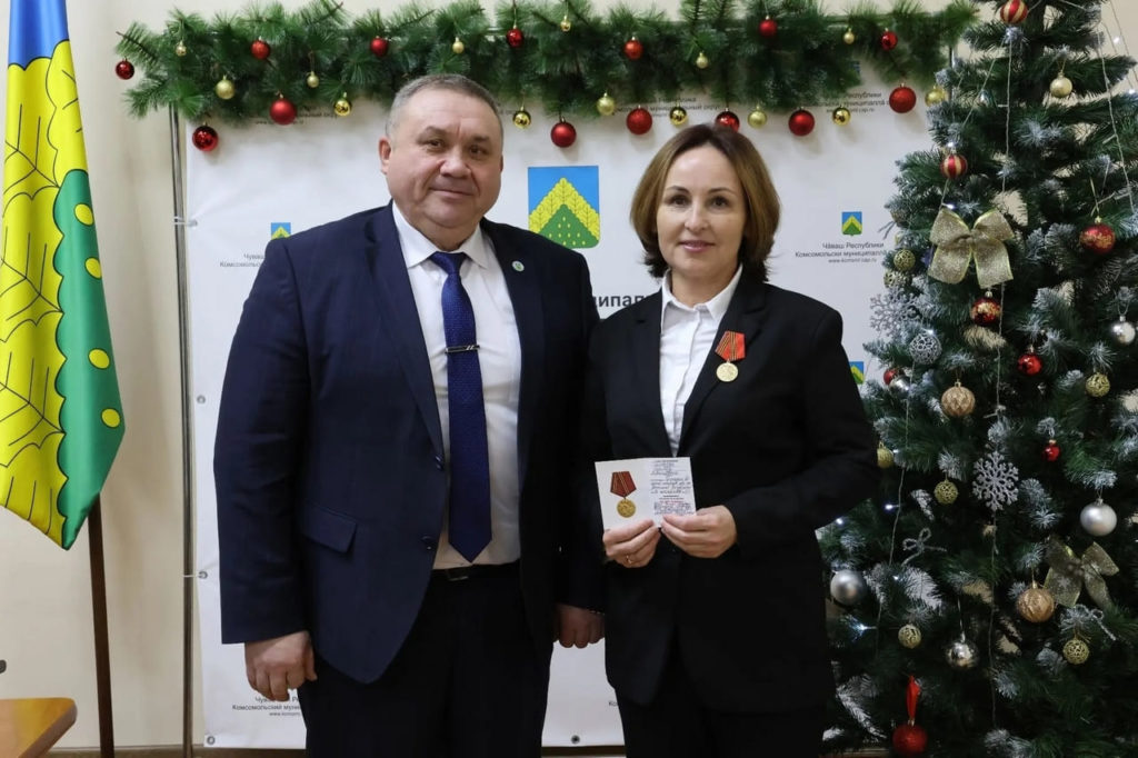 Глава Комсомольского муниципального округа Николай Никандрович Раськин вручил юбилейные медали «80 лет Победы в Великой Отечественной войне 1941–1945 гг.» — символ нашей общей памяти, уважения к подвигу народа и глубокого патриотизма.
