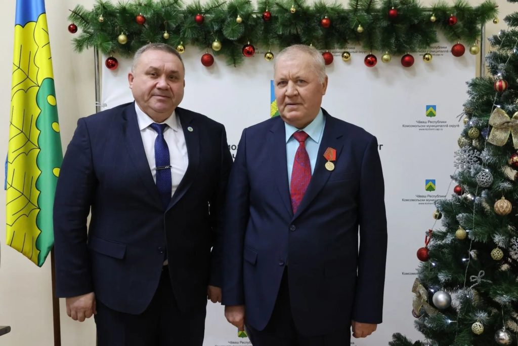 Глава Комсомольского муниципального округа Николай Никандрович Раськин вручил юбилейные медали «80 лет Победы в Великой Отечественной войне 1941–1945 гг.» — символ нашей общей памяти, уважения к подвигу народа и глубокого патриотизма.