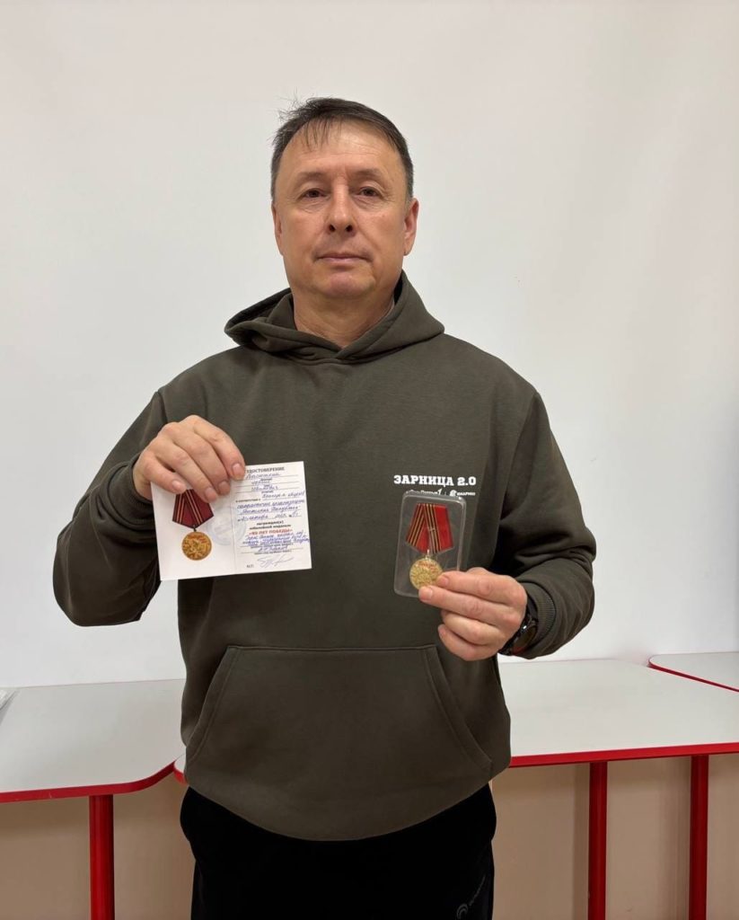 В МАОУ «Батыревская средняя общеобразовательная школа №1» состоялось торжественное вручение юбилейных памятных медалей к 80-летию Победы в Великой Отечественной войне 1941–1945 годов.