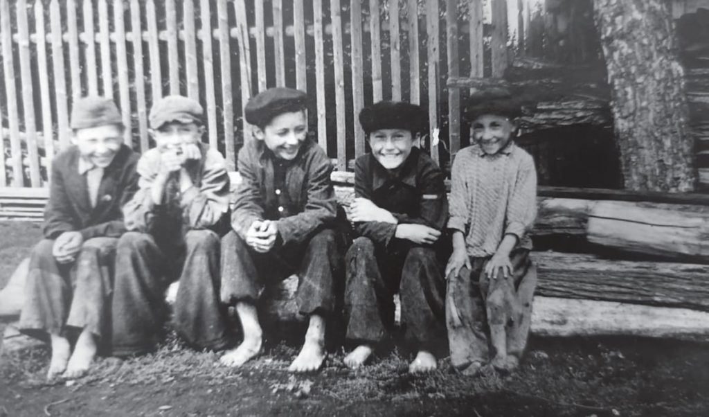 Деревенские друзья на завалинке. Ребята из д. Твеняшево, 1962 г.
Илья Смирнов (второй слева), Слава Иванов (четвертый слева)