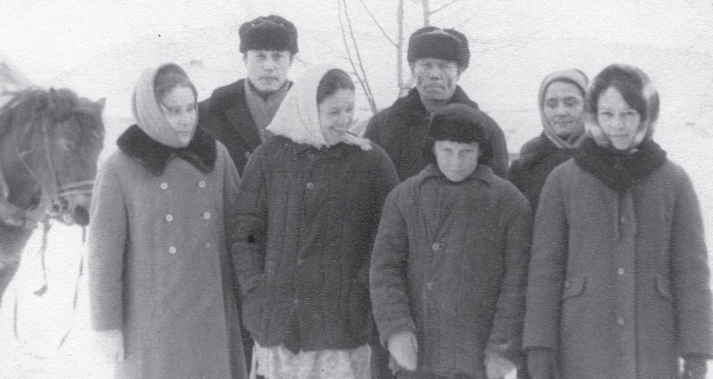 Дружная семья Ивановых, февраль 1970 г.
Слева направо в первом ряду: сестры Галина и Альбина, брат Анатолий, сестра Елена.
Слева направо во втором ряду: Вячеслав, отец Флегент Иванович, мама Клавдия Гурьевна