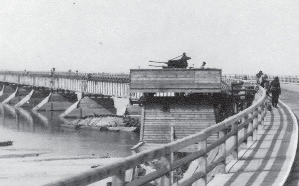 Автомобильный мост через Днепр. Кременчуг 1943 год