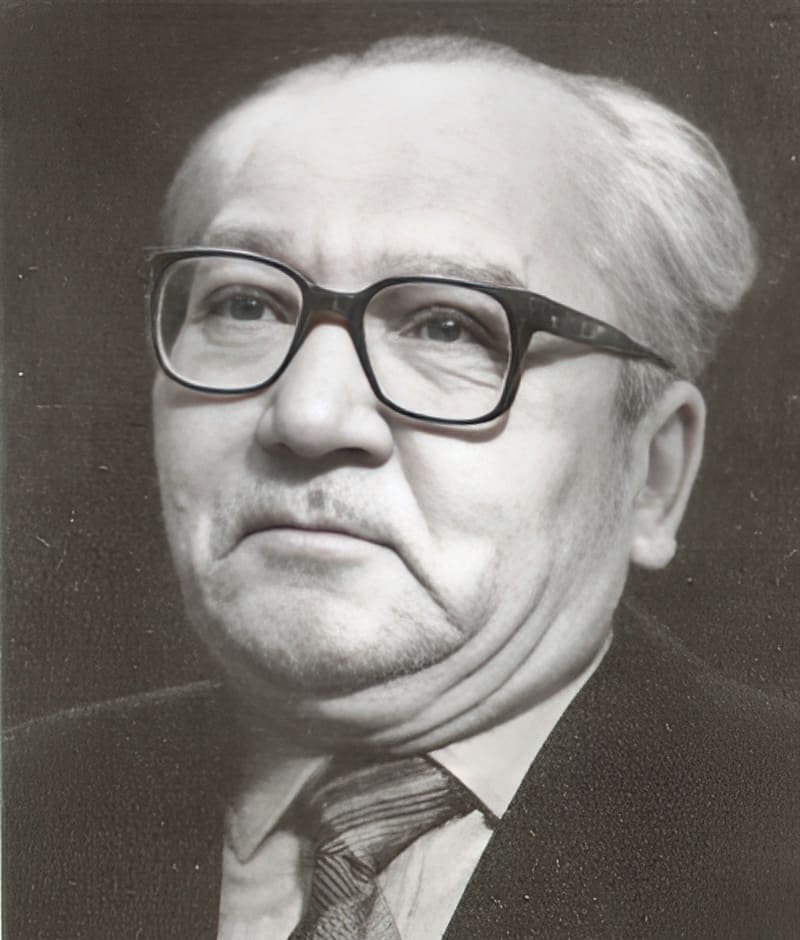 «Кузьма ТУРХАН (Кузьма Сергеевич СЕРГЕЕВ). 1915–1988 гг.Родился 8 октября 1915 года в деревне Подлесные Чурачики Комсомольского района ЧАССР