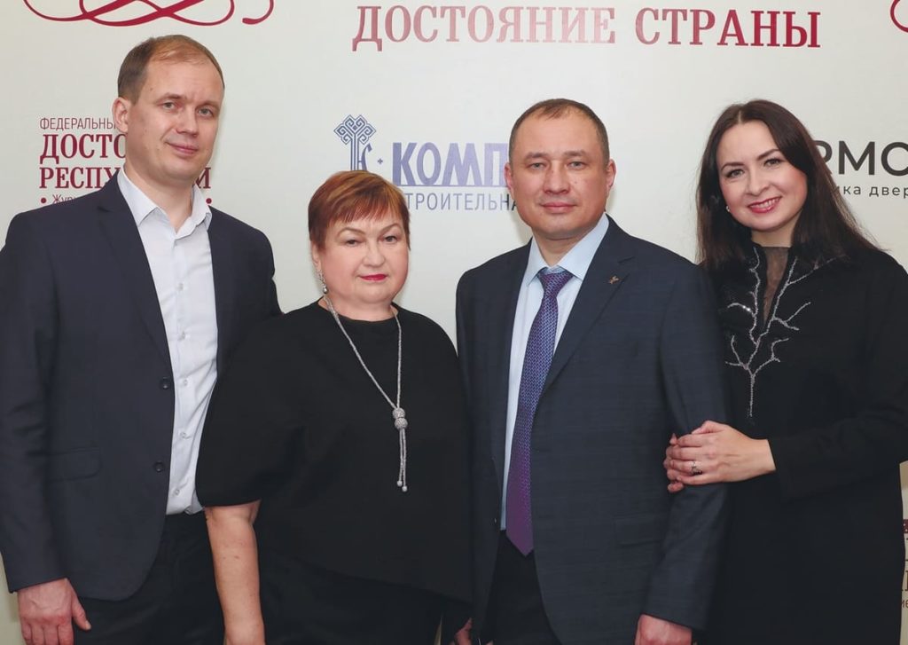 Семья Суслиных на юбилейной церемонии присвоения общественного звания «Достояние Республики» в 2025 году