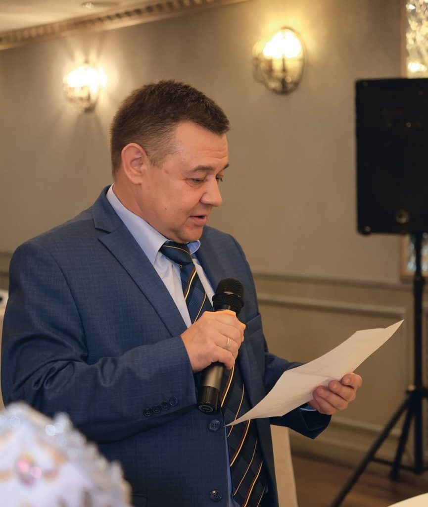 Сергей Орлов зачитывает письмо Деду Морозу