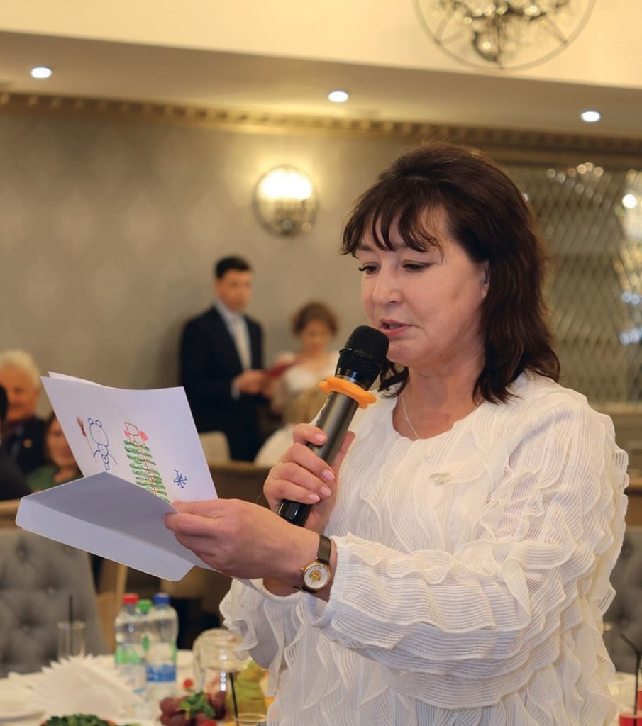Алина Иванова зачитывает письмо Деду Морозу