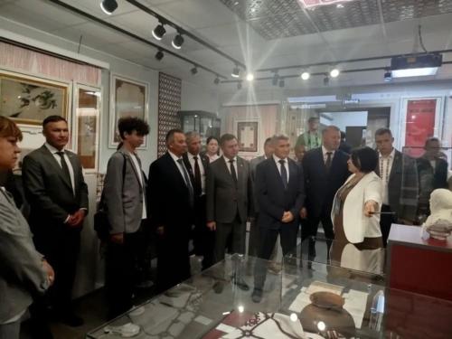 После обсуждения стратегии национальной безопасности Николай Фёдорович Гаврилов вместе с Главой Чувашии Олегом Николаевым посетил музей «Бичурин и современность». Участие Героя России в этом событии стало важной частью празднования Дня Республики.