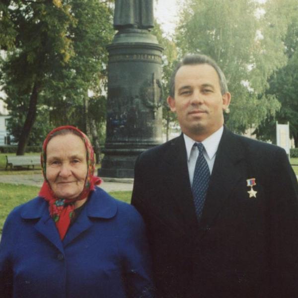 s-mamoj-na-fone-pamyatnika1